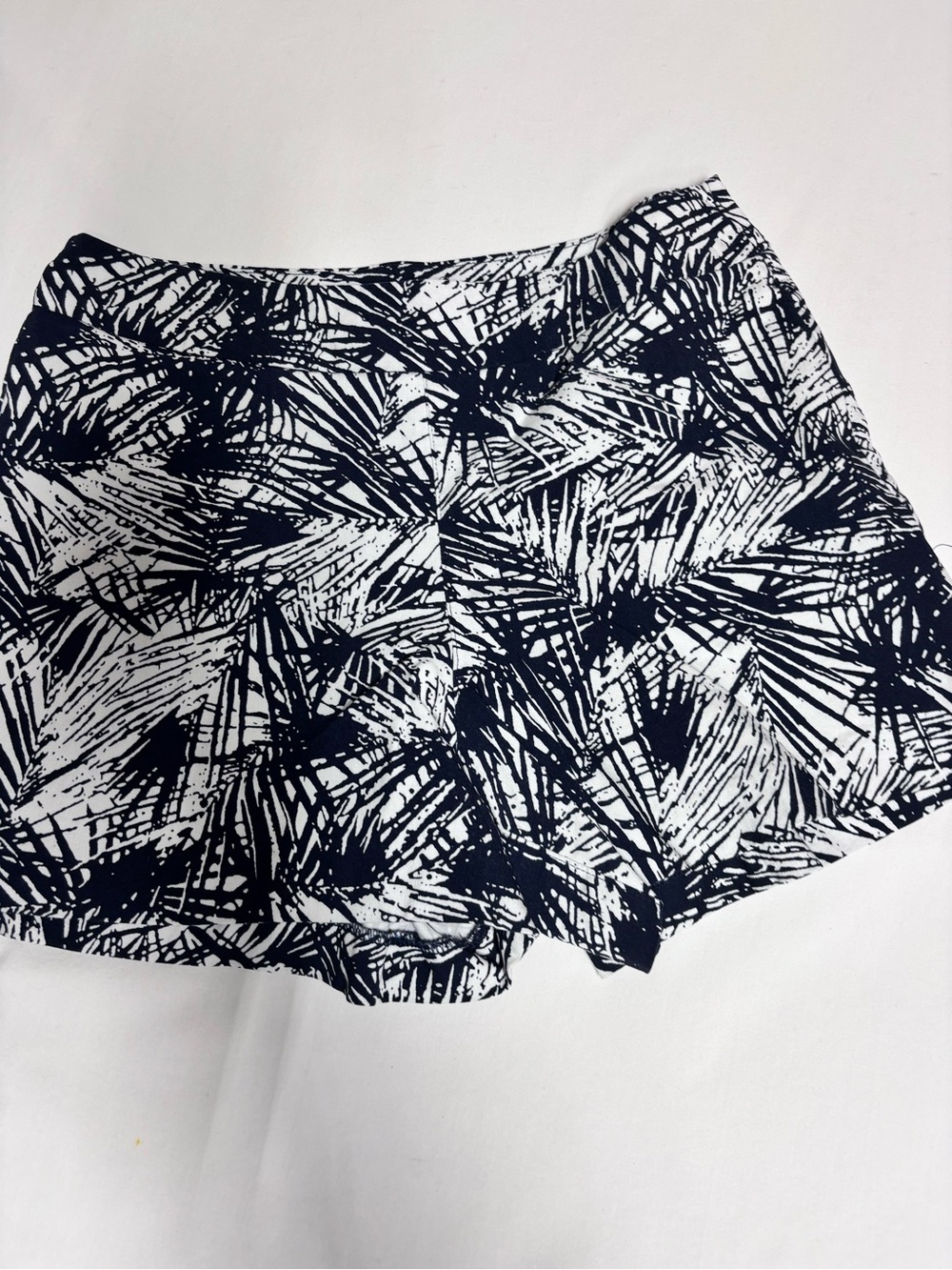 Margaret M Slimming Sport Women’s Shorts M Black White Abstract. Made in Canada